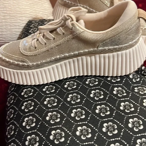 Dolce Vita Gold and White Platform Sneakers NEW Sz 8 - Picture 6 of 10